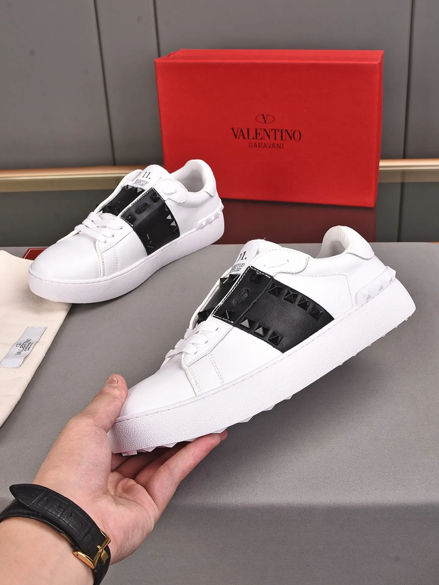 Men's shoes 440💰 (men and women couples) Valentino classic color matching series casual shoes. Made with heavy craftsmanship, good products pay attention to every detail. A must-have trendy item that can be worn all year round, it has been worn by many celebrities and Internet celebrities~~Imported cowhide surface, unique design concept, sheepskin lining, counter quality. Women’s clothing 35-40. Men’s clothing 39-44, 45-46 (returns and exchanges are not supported for custom-made items)
